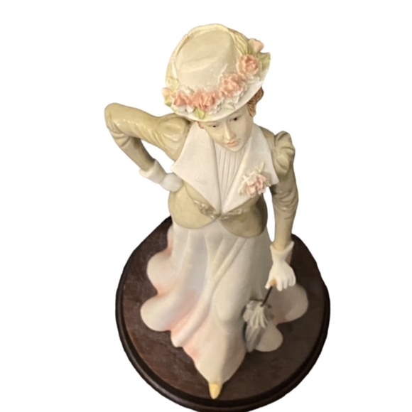 Vintage 1984 Pucci Arnart Porcelain Victorian Lady with Umbrella Figurine - Picture 6 of 9
